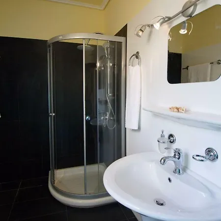Sleeps 5 Katsarata